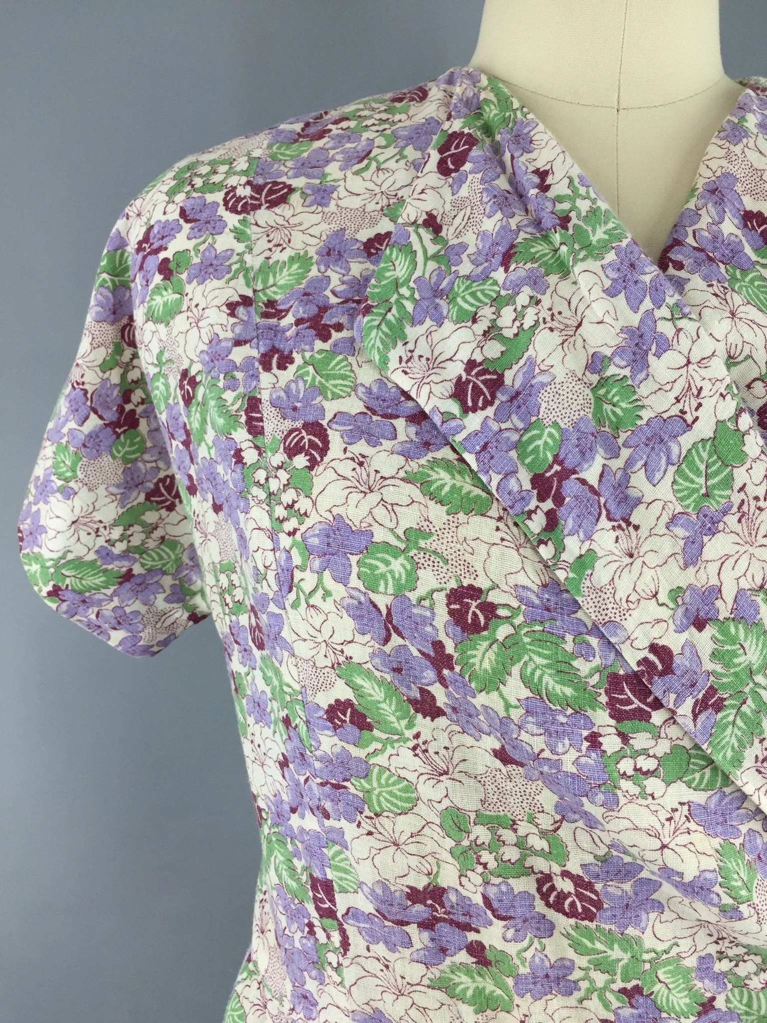 Vintage 1940s Wrap Dress / Floral Print Feedsack Cotton