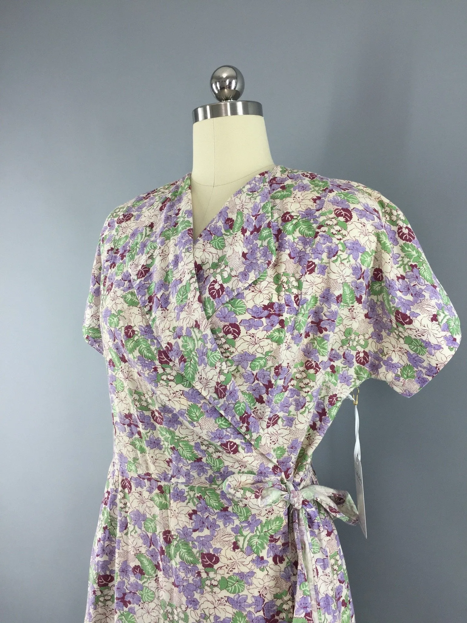 Vintage 1940s Wrap Dress / Floral Print Feedsack Cotton